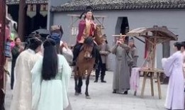 横店群演大哥爆料视频播放,幕后爆料视频播放背后的真相